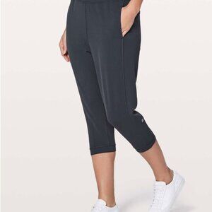Lululemon Rejuvenate Crop 18" - Size 6 in Blue Tied